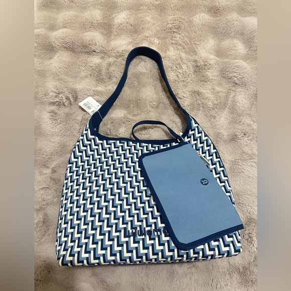 NWT Lululemon Shoulder Bag 12L L Monogram Knit Club Blue/Washed denim $168 - Picture 4 of 7